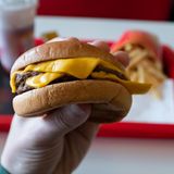 Ein Hand hält einen Hamburger