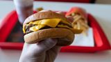 Ein Hand hält einen Hamburger