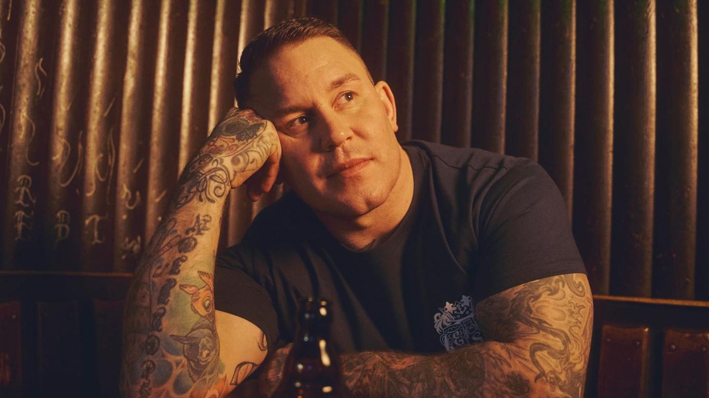 Daniel Schmidt vom Elbschlosskeller in Hamburg schaut nachdenklich Daniel Schmidt vom Elbschlosskeller in Hamburg schaut nachdenklich