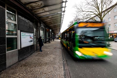 Ein Bus fährt in Oberhausen vom Busbahnhof ab