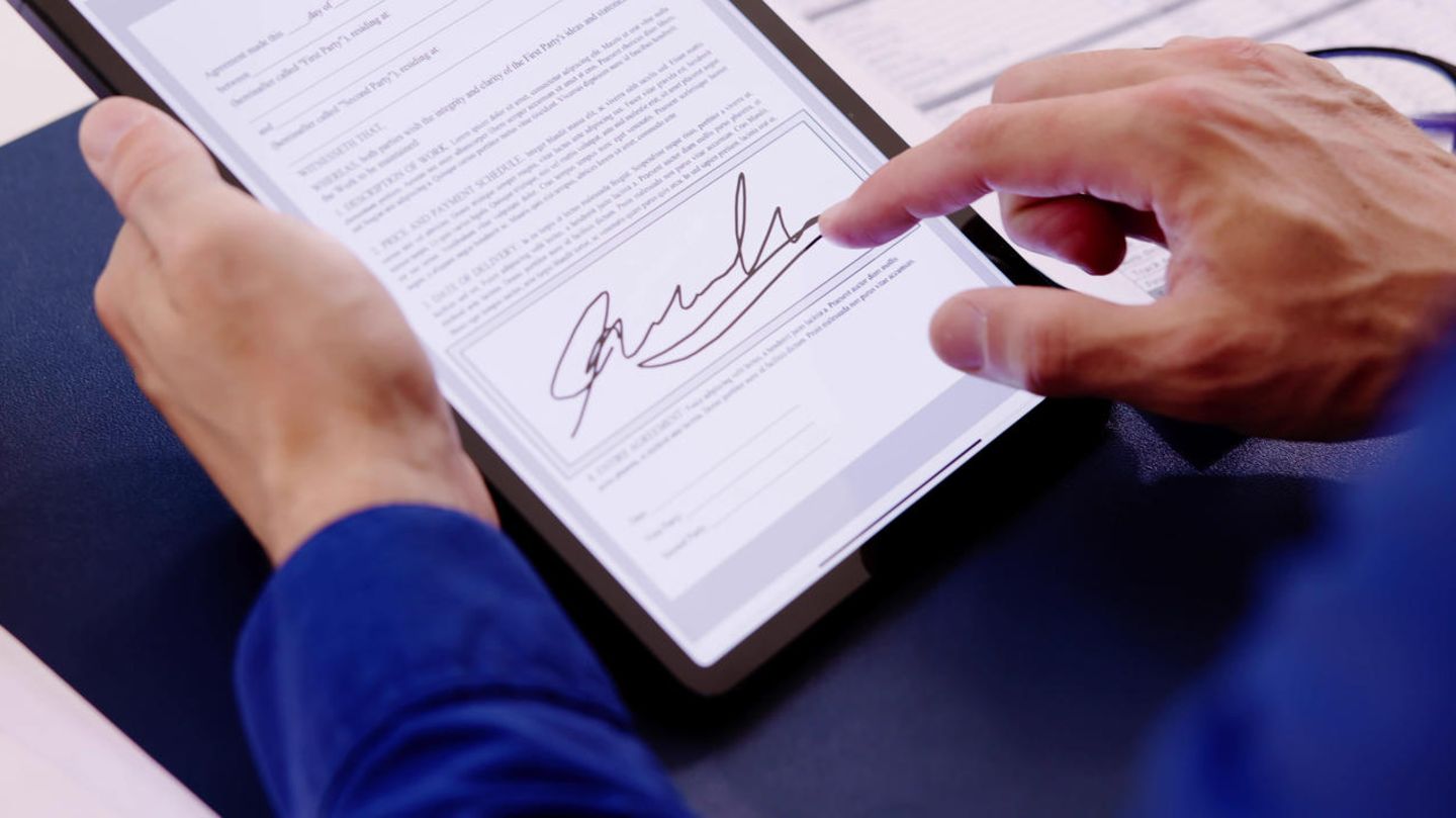 Unterschrift-Scham: Eine Männerhand unterzeichnet digital auf einem Tablet