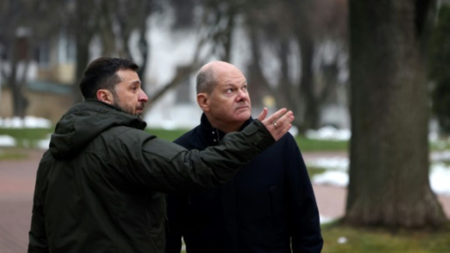 Wolodymyr Selenskyj (l.) und Olaf Scholz in Kiew