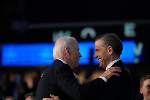 Joe Biden legt seinem Sohn Hunter seine Hand auf die Schulter, beide lachen