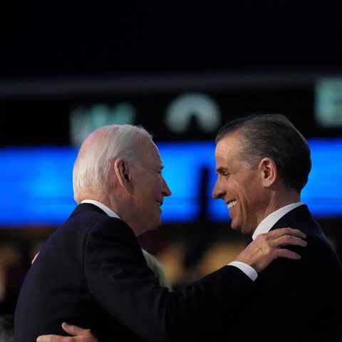 Joe Biden legt seinem Sohn Hunter seine Hand auf die Schulter, beide lachen