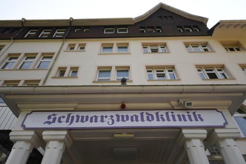 Der Eingang zur "Schwarzwaldklinik", zu der Hans Hammerschmid die Titelmelodie komponierte
