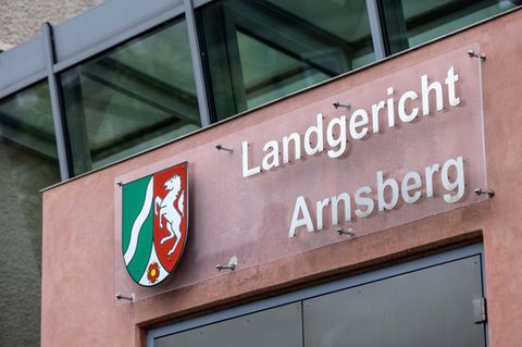 Der Eingang zum Landgericht Arnsberg im Sauerland