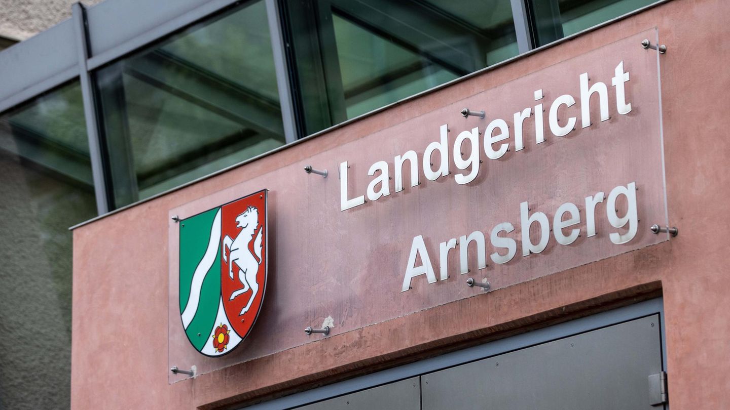 Der Eingang zum Landgericht Arnsberg im Sauerland