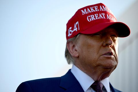 Donald Trump trägt ein rotes "Make America great again"-Cap