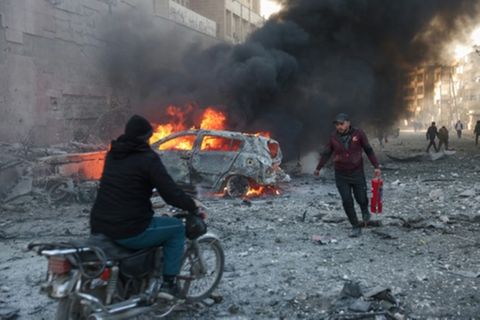 Feuer nach Luftangriff in Idlib