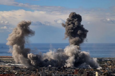 Das Archivbild zeigt schwere israelische Luftangriffe im südlichen Vorort von Beirut