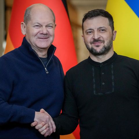 Volodymyr Selenskyj (r), President of Ukraine, and Federal Chancellor Olaf Scholz (SPD) at a press conference