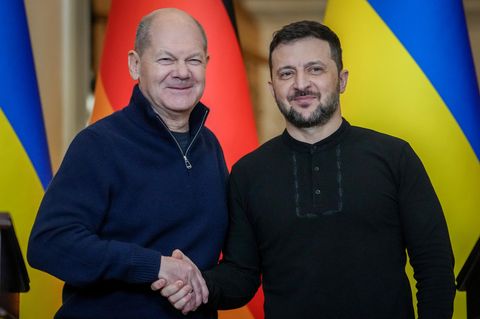Wolodymyr Selenskyj (r), Präsident der Ukraine, und Bundeskanzler Olaf Scholz (SPD) auf einer Pressekonferenz