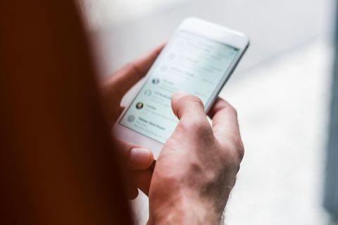 Eine Person hält ein Handy in der Hand und hat Whatsapp offen