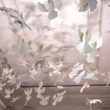 Papier-Tauben hängen an der Decke