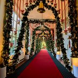 Ein Flur mit Baumgirlanden und Schleifen