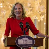 Bei einem Fest mit den mehr als 300 Freiwilligen, die beim Schmücken halfen, und Angehörigen der Nationalgarde erklärte sie: "Es war die Ehre unseres Lebens, euch zu dienen. Möge unsere Nation in dieser Weihnachtszeit mit Frieden und Licht gesegnet sein"