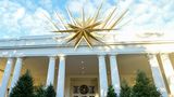 Das Weiße Haus ist mit einem goldenen Stern dekoriert