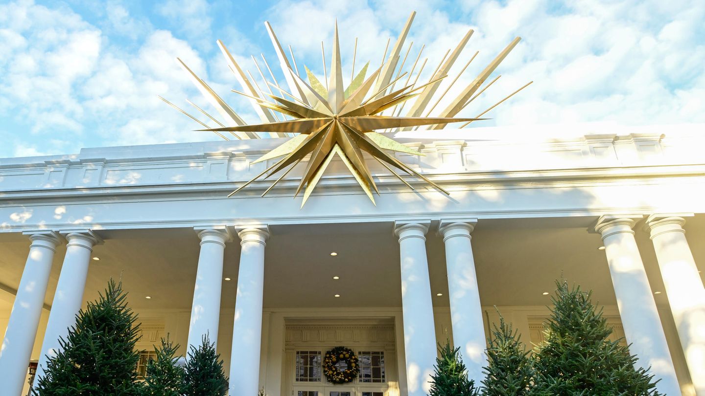 The White House is decorated with a gold star The White House is decorated with a gold star