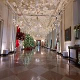 Papiertauben hängen im Flur von der Decke