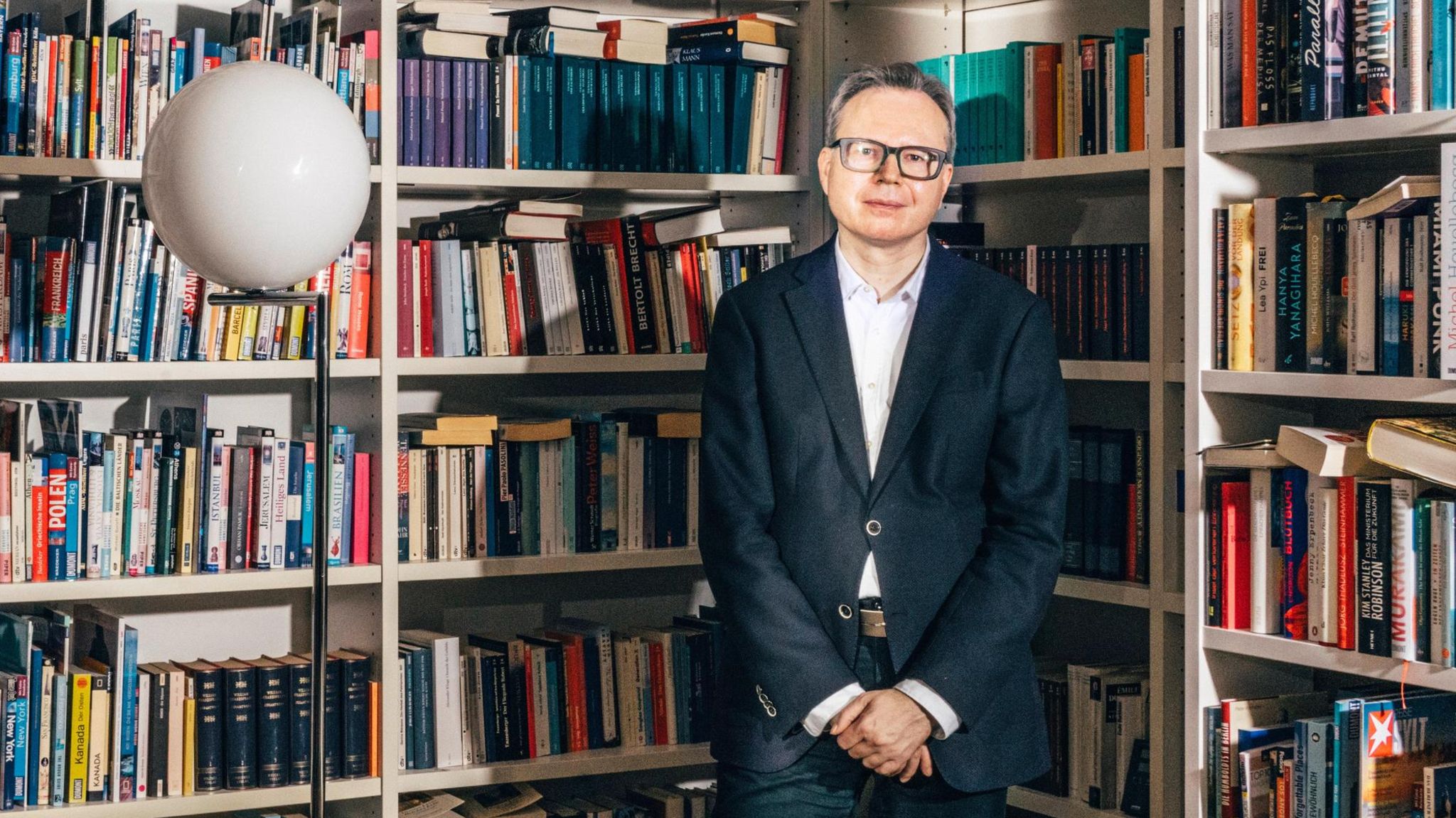 Andreas Reckwitz ins einer Wohnung