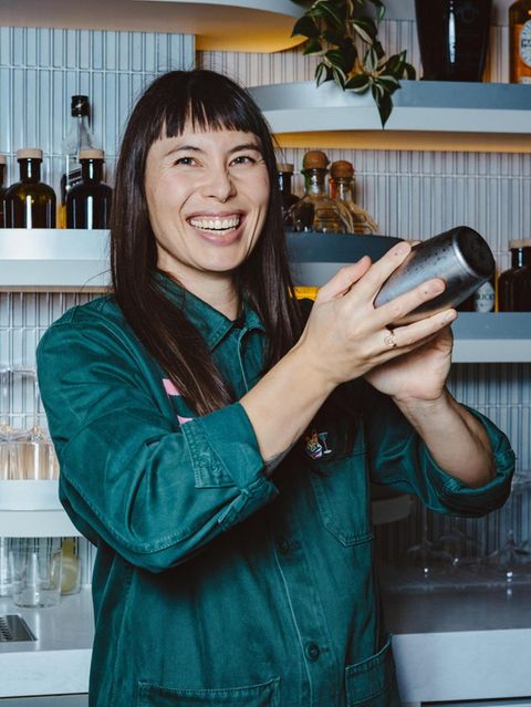 Alkoholfrei: Barkeeperin Chloé Merz beim Cocktails mixen