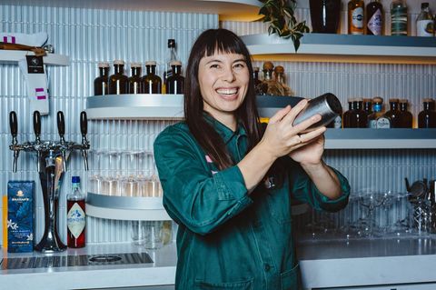 Alkoholfrei: Barkeeperin Chloé Merz beim Cocktails mixen