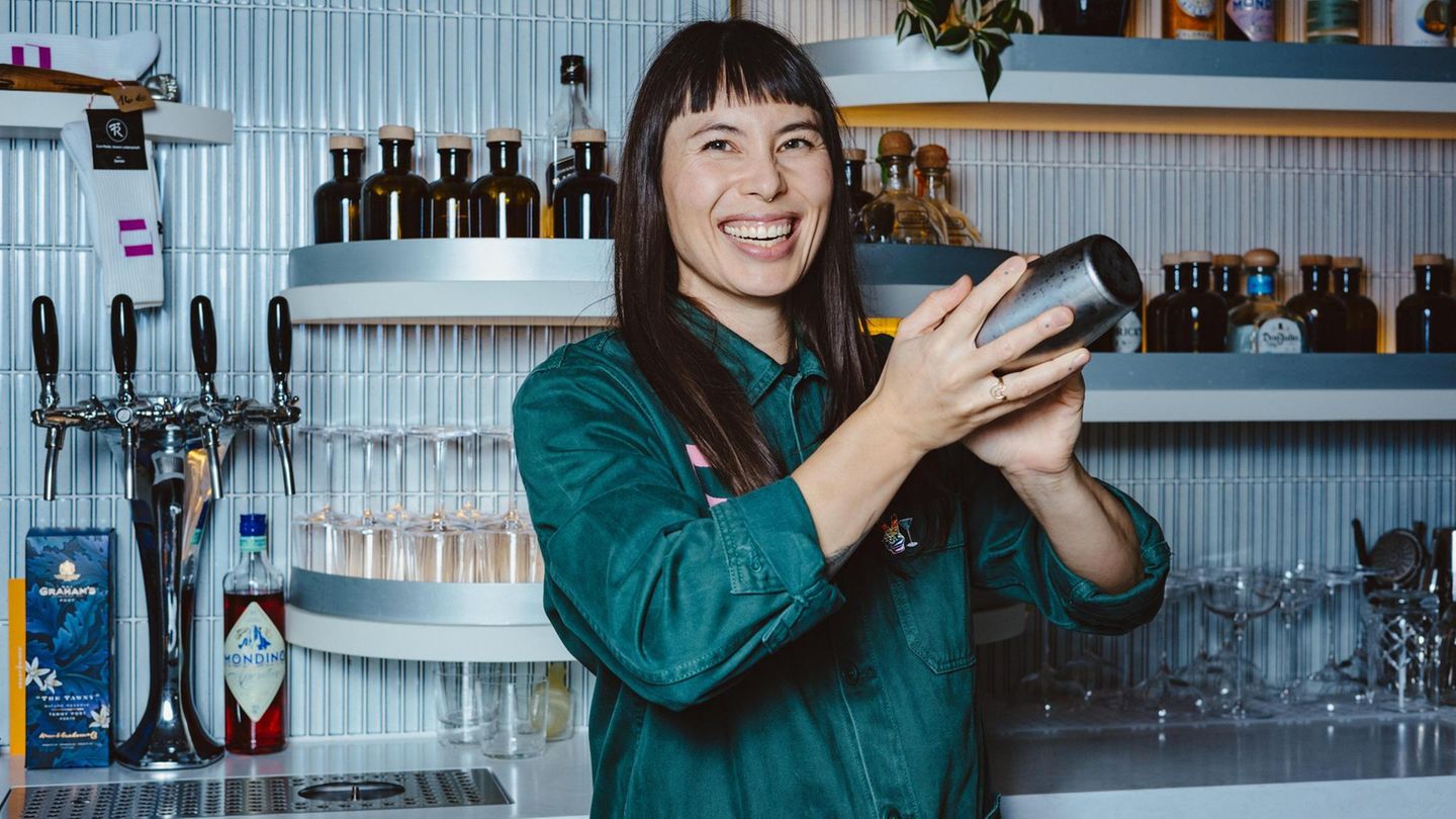 Alkoholfrei: Barkeeperin Chloé Merz beim Cocktails mixen