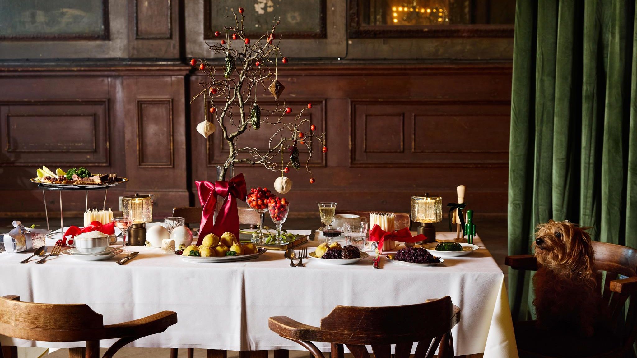Auf dem Tisch ein Gedicht: Auch der Hund bestaunt das stern-Weihnachtsmenü