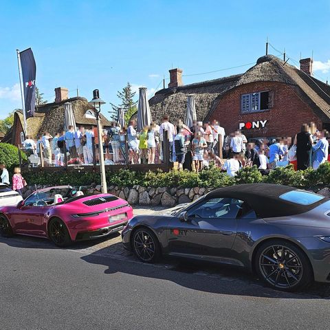 Porsche und Parolen: der "Pony"-Club in Kampen auf Sylt, fotografiert, wenige Stunden bevor einige Gäste Nazi-Sprüche riefen