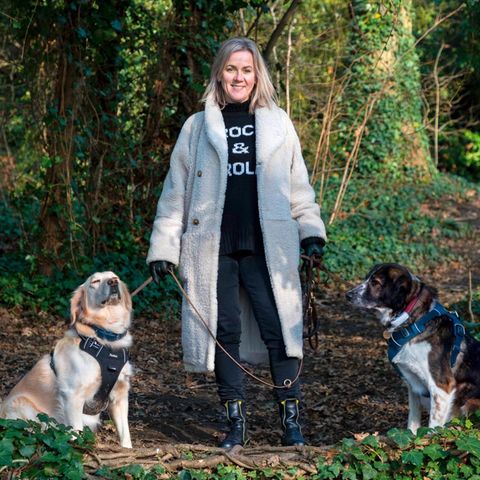 JoJo Moyes, Roman-Autorin mit ihren Hunden
