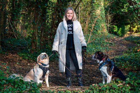 JoJo Moyes, Roman-Autorin mit ihren Hunden