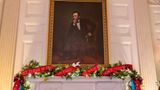 Auch der Kamin unter einem Porträt von Abraham Lincoln erinnert an das Friedensmotto