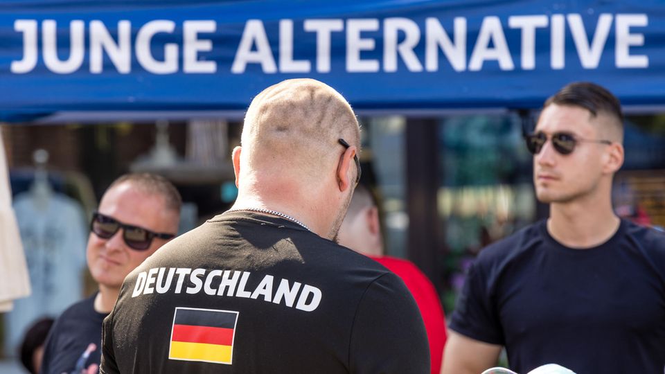 Junge Alternative AfD Ein Mann steht bei einer Wahlkampfveranstaltung der AfD Brandenburg in Cottbus