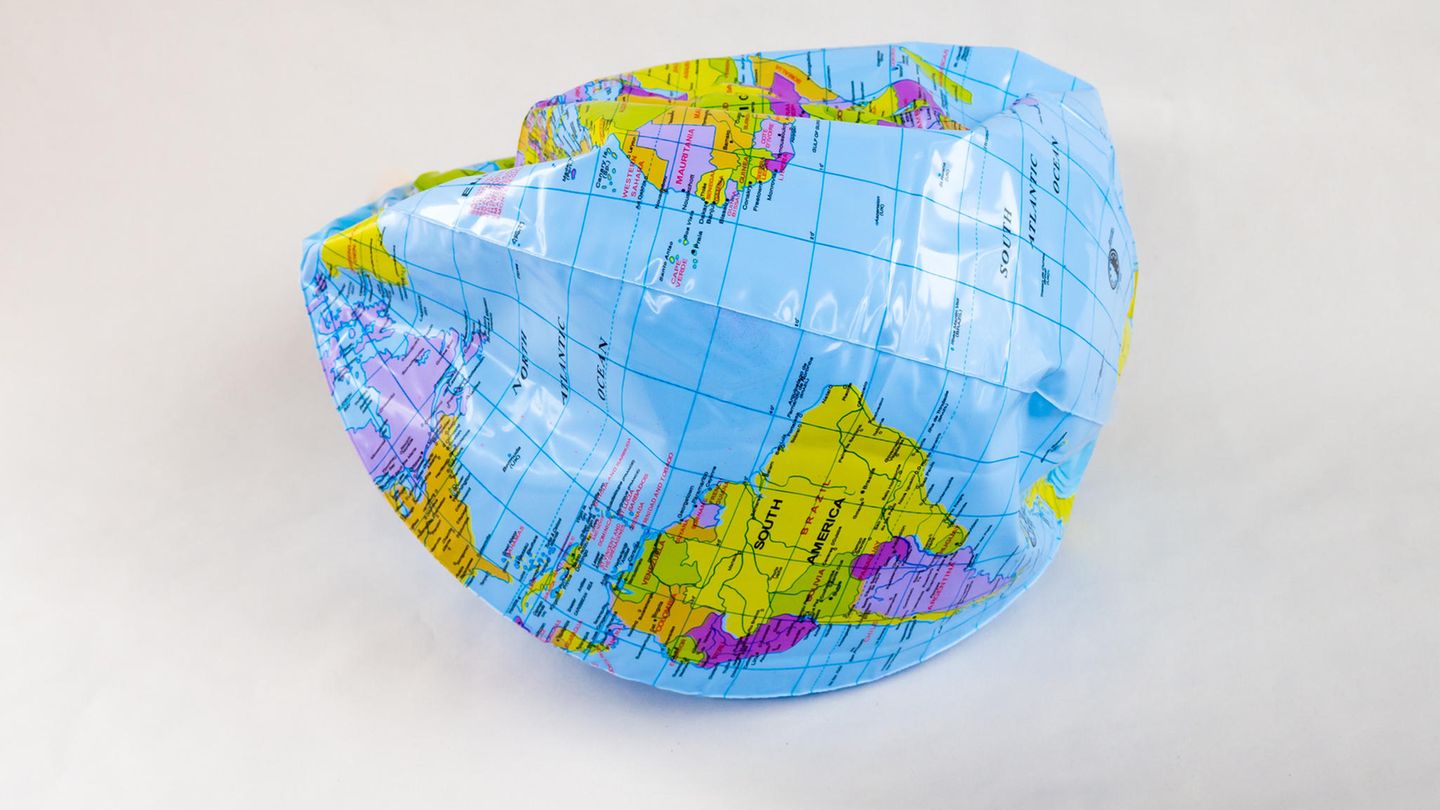 Aufblasbare und kaputte Weltkugel