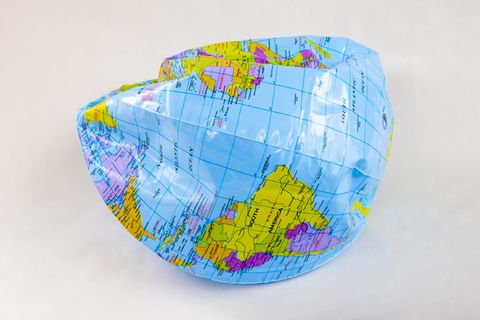 Aufblasbare und kaputte Weltkugel