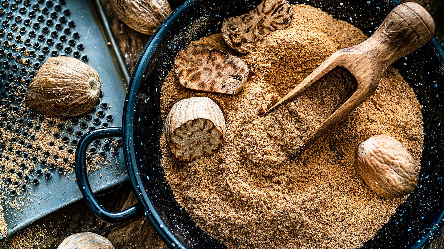 Die Geheimzutat: Frisch geriebene Muskatnuss ist der versteckte Star in vielen Gerichten. Kartoffelpüree, Spinat oder Bechamelsauce – ein Hauch Muskat macht den feinen Unterschied. Vorsicht bei der Dosierung: Zu viel Muskat kann schnell den ganzen Geschmack dominieren