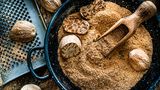 Die Geheimzutat: Frisch geriebene Muskatnuss ist der versteckte Star in vielen Gerichten. Kartoffelpüree, Spinat oder Bechamelsauce – ein Hauch Muskat macht den feinen Unterschied. Vorsicht bei der Dosierung: Zu viel Muskat kann schnell den ganzen Geschmack dominieren
