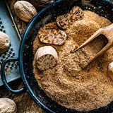 Die Geheimzutat: Frisch geriebene Muskatnuss ist der versteckte Star in vielen Gerichten. Kartoffelpüree, Spinat oder Bechamelsauce – ein Hauch Muskat macht den feinen Unterschied. Vorsicht bei der Dosierung: Zu viel Muskat kann schnell den ganzen Geschmack dominieren