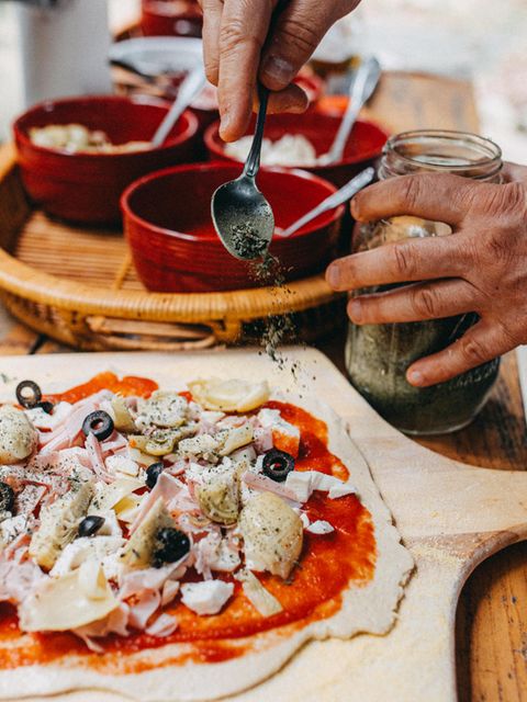Der Mediterrane: Getrockneter Oregano bringt Italien auf den Teller. Anders als viele andere getrocknete Kräuter behält er sein intensives Aroma. Pizza, Pasta und Tomatensoßen brauchen diesen mediterranen Klassiker. Zwischen den Fingern zerrieben, gibt er sein Aroma noch besser ab