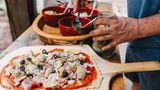 Der Mediterrane: Getrockneter Oregano bringt Italien auf den Teller. Anders als viele andere getrocknete Kräuter behält er sein intensives Aroma. Pizza, Pasta und Tomatensoßen brauchen diesen mediterranen Klassiker. Zwischen den Fingern zerrieben, gibt er sein Aroma noch besser ab