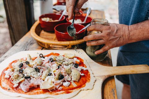Der Mediterrane: Getrockneter Oregano bringt Italien auf den Teller. Anders als viele andere getrocknete Kräuter behält er sein intensives Aroma. Pizza, Pasta und Tomatensoßen brauchen diesen mediterranen Klassiker. Zwischen den Fingern zerrieben, gibt er sein Aroma noch besser ab