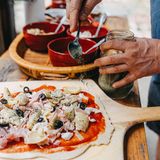 Der Mediterrane: Getrockneter Oregano bringt Italien auf den Teller. Anders als viele andere getrocknete Kräuter behält er sein intensives Aroma. Pizza, Pasta und Tomatensoßen brauchen diesen mediterranen Klassiker. Zwischen den Fingern zerrieben, gibt er sein Aroma noch besser ab