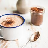 Das süß-würzige Multitalent: Zimt ist längst nicht nur fürs Backen da. Der intensive Geschmack verleiht Getränken wie Kaffee oder Tee, aber auch herzhaften Gerichten eine besondere Note. Ceylon-Zimt hat ein feineres Aroma als der günstigere Cassia-Zimt und enthält weniger Cumarin