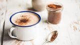 Das süß-würzige Multitalent: Zimt ist längst nicht nur fürs Backen da. Der intensive Geschmack verleiht Getränken wie Kaffee oder Tee, aber auch herzhaften Gerichten eine besondere Note. Ceylon-Zimt hat ein feineres Aroma als der günstigere Cassia-Zimt und enthält weniger Cumarin