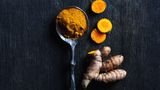 Der Gesundheitsbringer: Kurkuma färbt nicht nur golden, sondern gilt auch als entzündungshemmend. Das "indische Gold" gibt Reis eine sonnige Farbe und rundet Currys ab. Mit einer Prise schwarzem Pfeffer kombiniert, entfaltet es seine Wirkung besonders gut