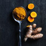 Der Gesundheitsbringer: Kurkuma färbt nicht nur golden, sondern gilt auch als entzündungshemmend. Das "indische Gold" gibt Reis eine sonnige Farbe und rundet Currys ab. Mit einer Prise schwarzem Pfeffer kombiniert, entfaltet es seine Wirkung besonders gut