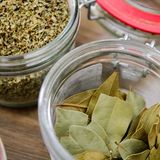 Der Tiefgründige: Lorbeerblätter geben Suppen und Schmorgerichten ihre würzige Tiefe. Die Blätter immer ganz verwenden und vor dem Servieren wieder entfernen. Die dunkelgrünen Blätter haben das intensivste Aroma