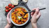 Der Scharfmacher: Chilipulver ermöglicht eine kontrollierte Schärfe. Einsteiger greifen zum milden Paprika-Chili, Experimentierfreudige zum Cayennepfeffer. Wichtigste Regel: Lieber vorsichtig anfangen – nachschärfen geht immer, abschwächen ist schwierig
