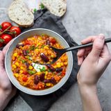 Der Scharfmacher: Chilipulver ermöglicht eine kontrollierte Schärfe. Einsteiger greifen zum milden Paprika-Chili, Experimentierfreudige zum Cayennepfeffer. Wichtigste Regel: Lieber vorsichtig anfangen – nachschärfen geht immer, abschwächen ist schwierig