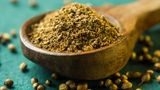 Der Überraschungsgast: Koriandersamen stecken in vielen Gewürzmischungen. Gemahlen geben sie Curries eine zitrusartige Frische, ganz verfeinern sie Marinaden und Pickles. Frisch gemahlen entwickeln sie ein deutlich intensiveres Aroma als fertig gemahlenes Pulve